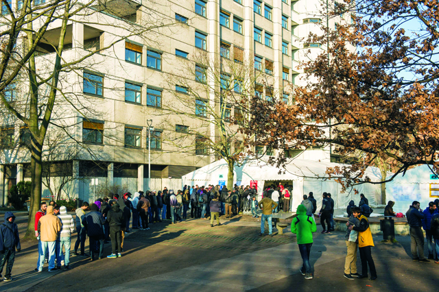 Geflüchtete warten im Dezember 2015 auf dem Gelände des Landesamtes für Gesundheit und Soziales (LaGeSo) in Berlin. Foto: Imago/Jens Jeske