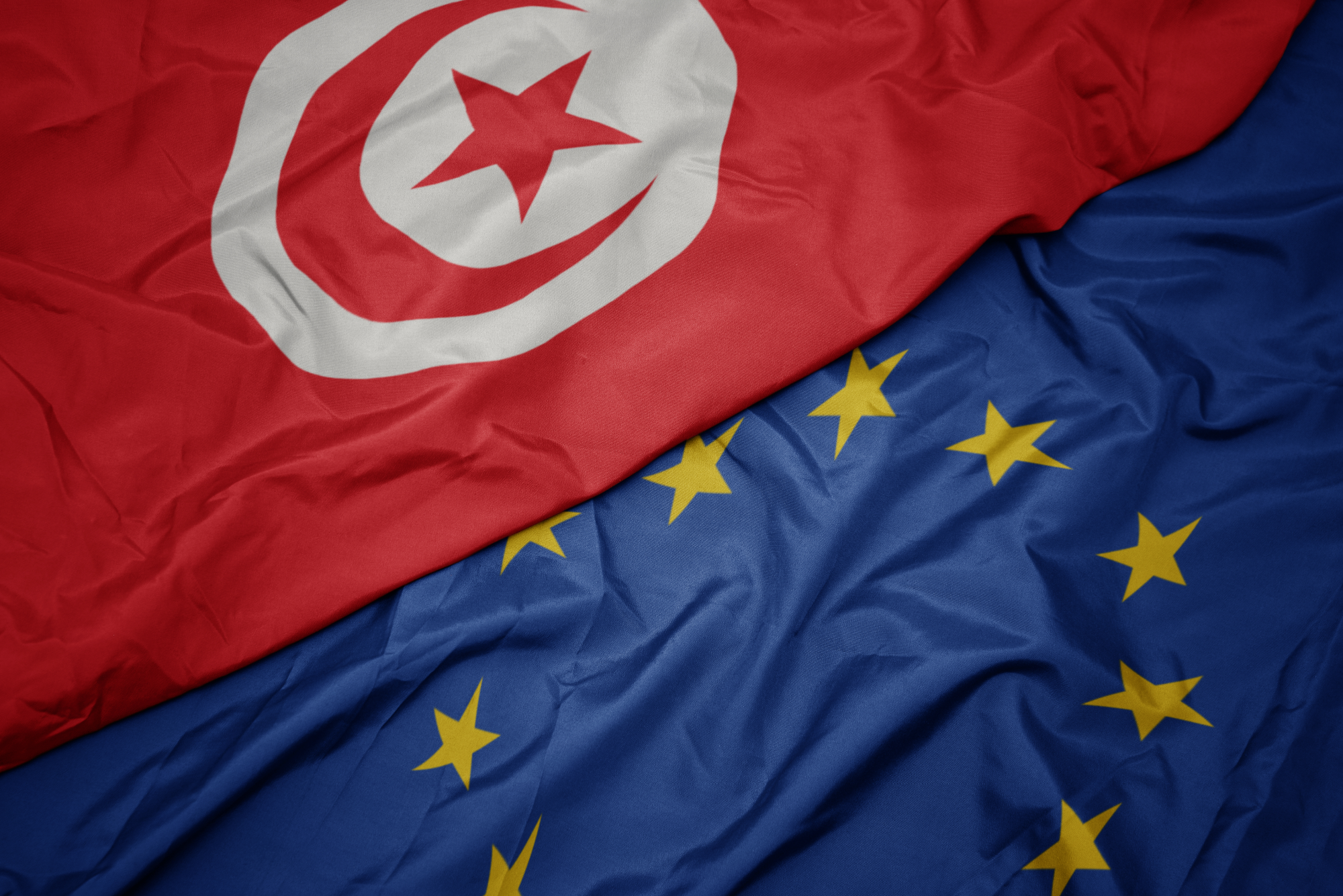 Die tunesische und die EU-Fahne.