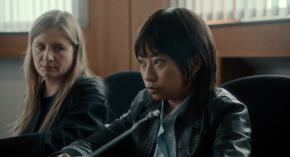 Szenenbild aus dem Film "Staatsschutz" mit zwei Frauen im Gerichtssaal.