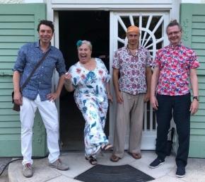 Tuja Komi mit ihren Mitmusikern.