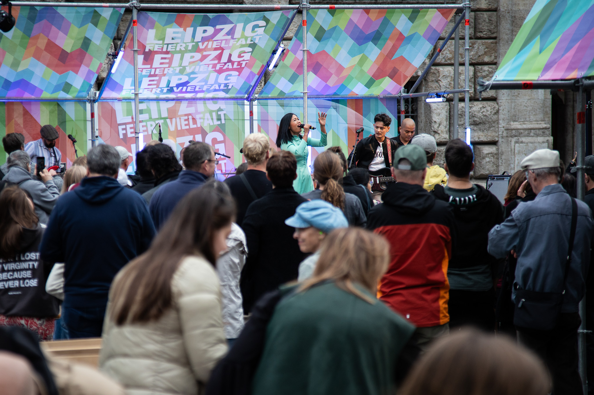 Das Bild zeigt einen Musik-Act bei der Eröffnung der Interkulturellen Woche 2025 in Leipzig.