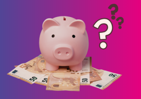 Ein Sparschwein steht auf einigen 50-Euro-Scheinen, daneben drei Fragezeichen.