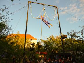 Julia Knaust bei ihrer Luftakrobatik-Performance "Angst verdirbt den Charakter"
