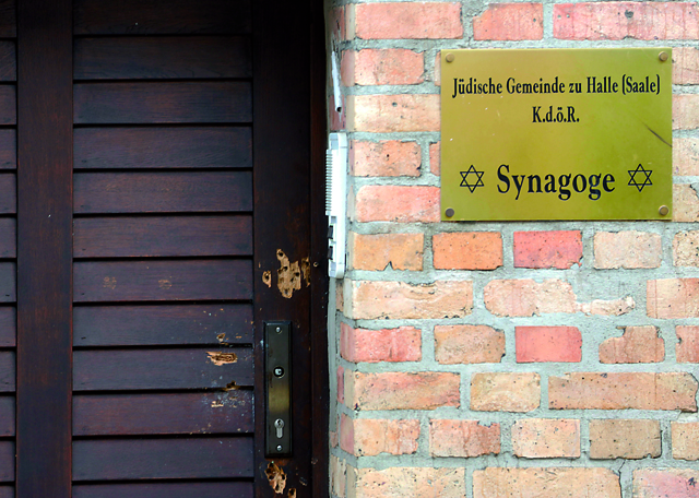 Tür der Synagoge in Halle mit Einschusslöchern.