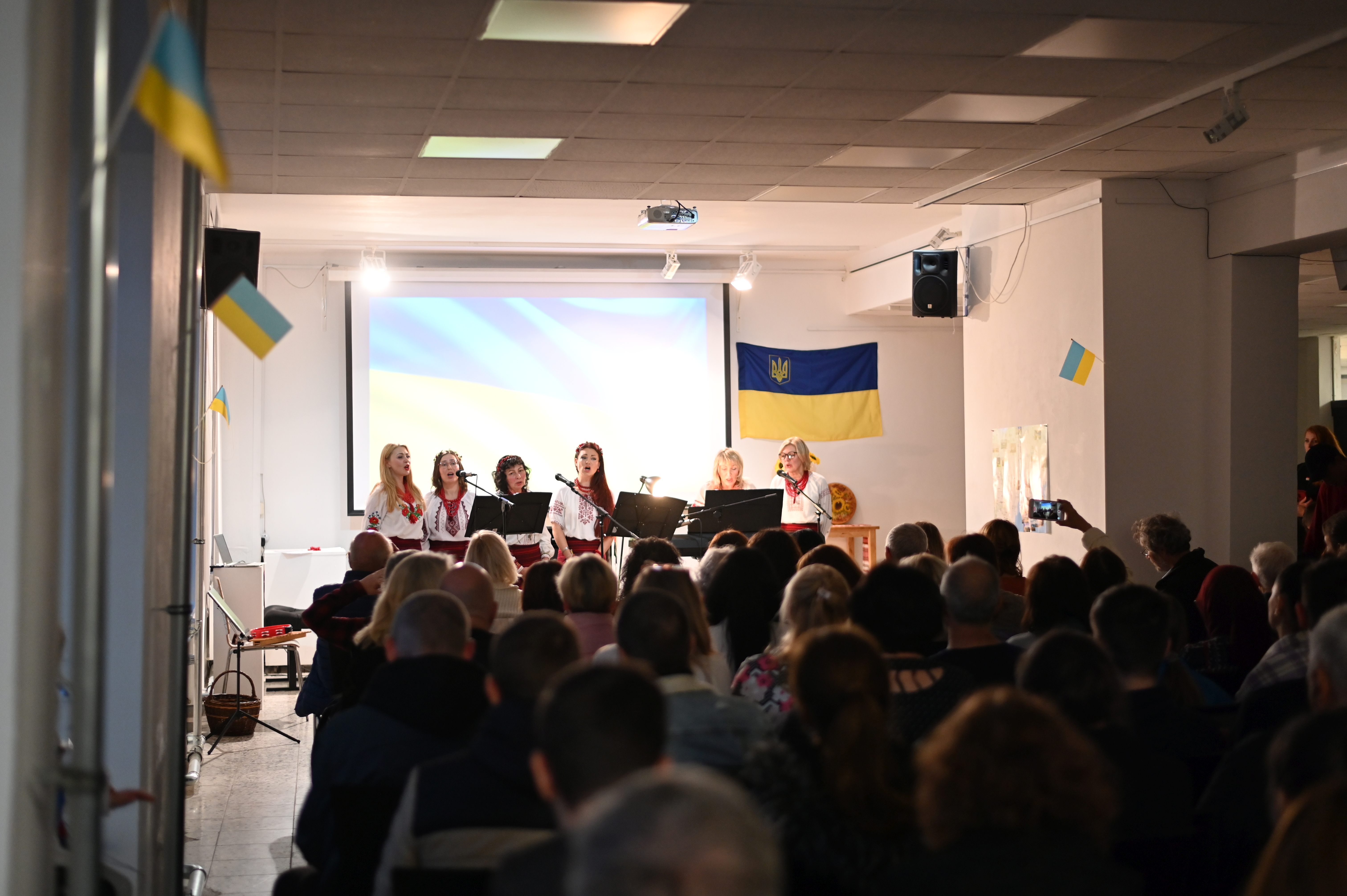 Beim Ukraine-Abend in Ansbach trat eine Gesangsgruppe auf, die ukrainische Lieder vortrug - und in der Iryna Savchenko selbst mitsingt. Foto: Victoria Reientenko