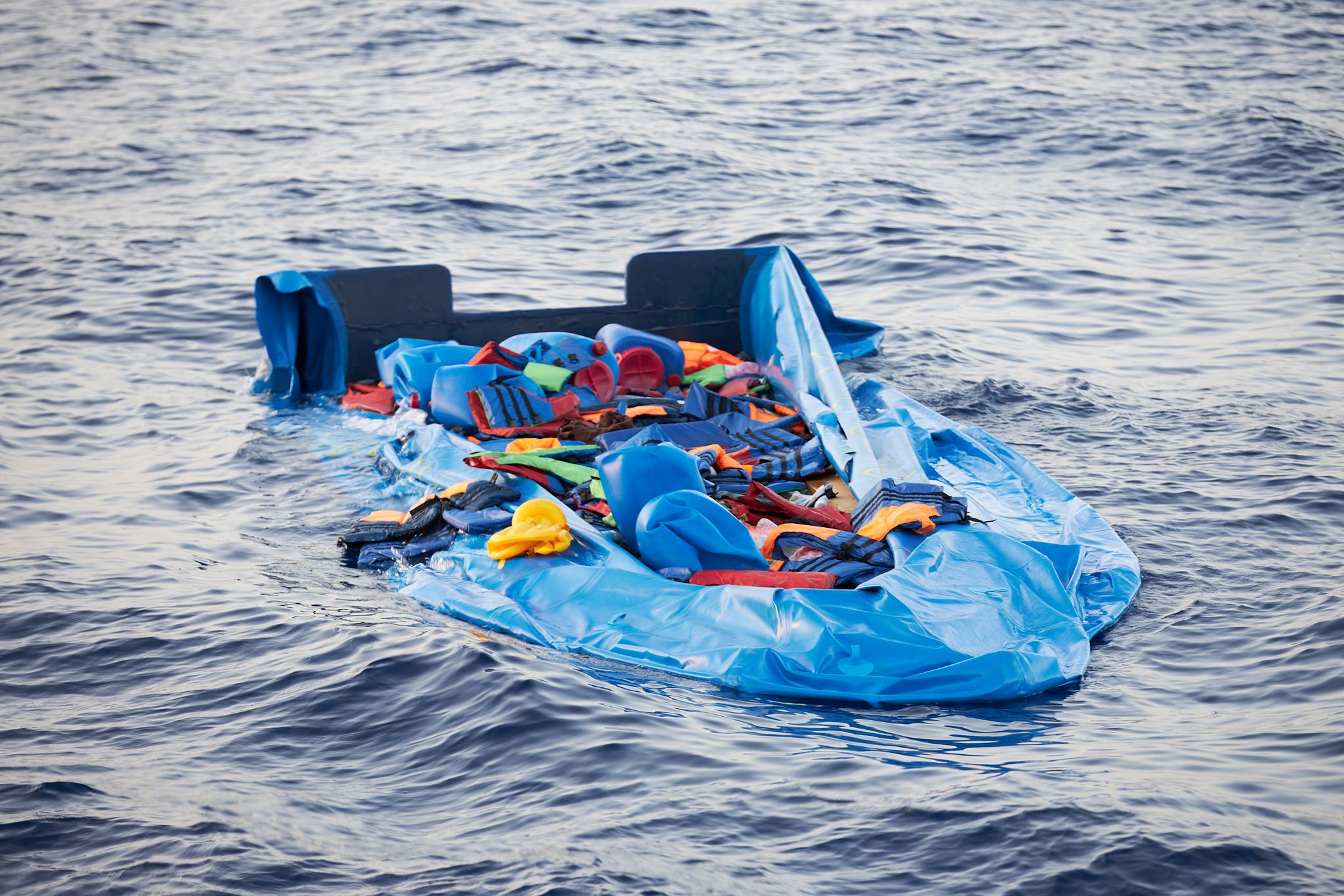 Ein zerstörtes Schlauchboot im Mittelmeer. Foto: Fabian Heinz/Sea-Eye