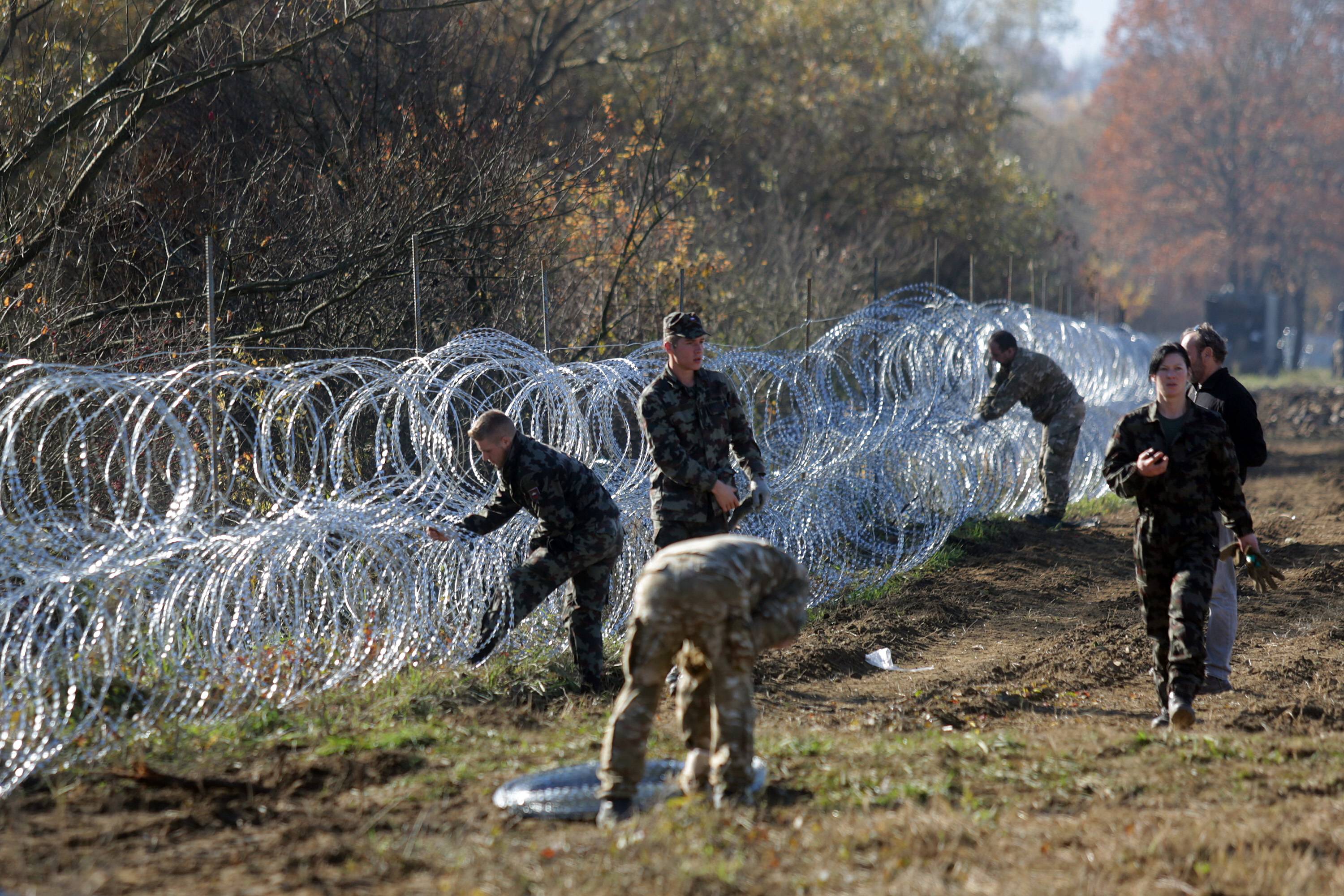 Slowenische Soldaten errichten im November 2015 an der Grenze zu Kroatien eine Stacheldrahtbarriere, um Geflüchtete aufzuhalten. Foto: imago/Pixell
