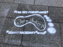 Köln: Tag des Flüchtlings 29.9.2017: Unter dem Motto „Schritt für Schritt" machte IN VIA Köln die kleinen und großen Schritte sowie die Erfolge der Integration von Geflüchteten mit Fußabdrücken durch Köln deutlich.© IN VIA Köln