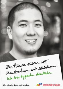 IKW 2014: Postkarte "Zu Hause essen wir Maultaschen mit Stäbchen"