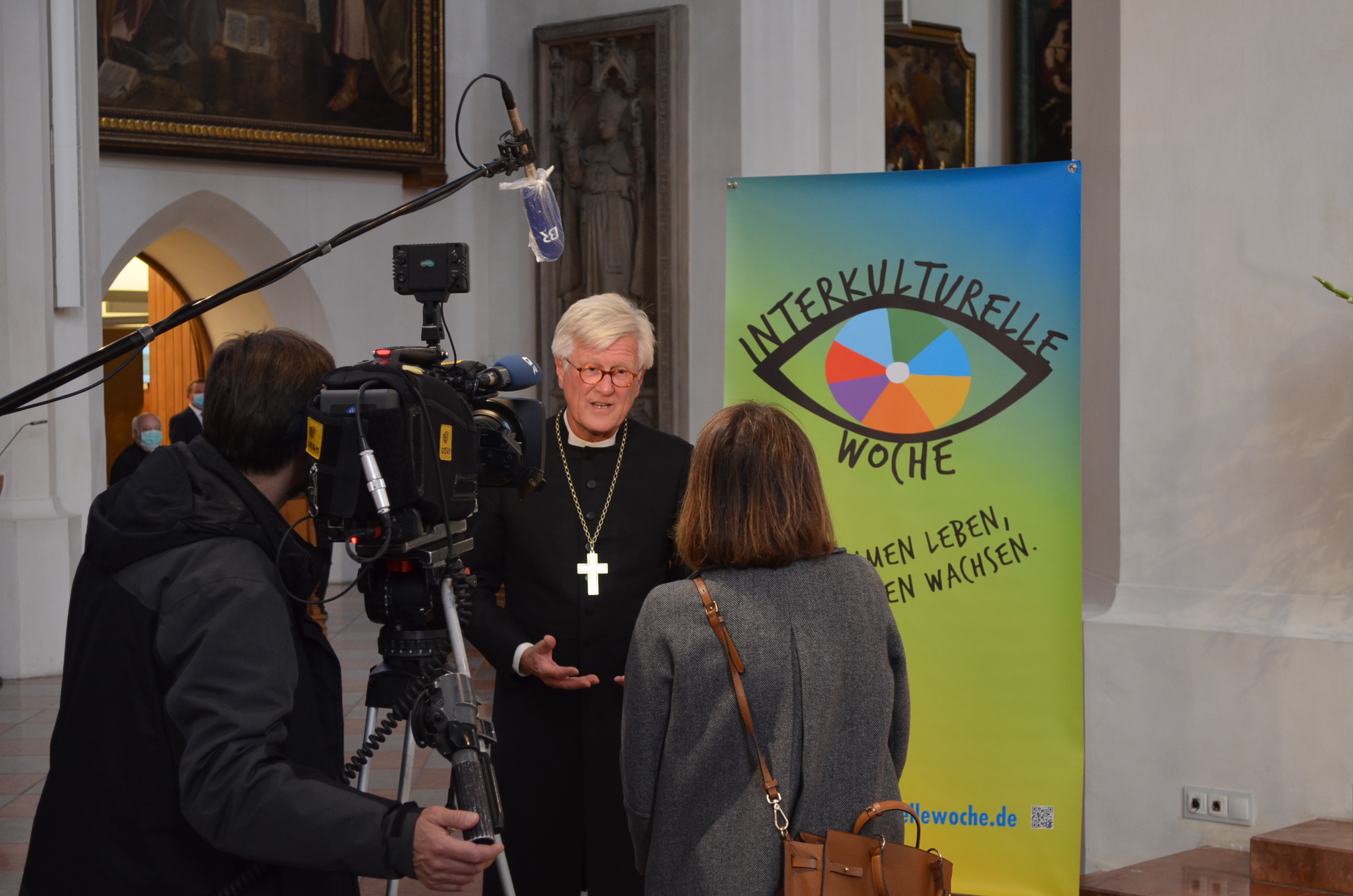 Landesbischof Bedford-Strohm und Kardinal Marx wurden vor Beginn vom Bayerischen Rundfunk interviewt. Foto: ÖVA