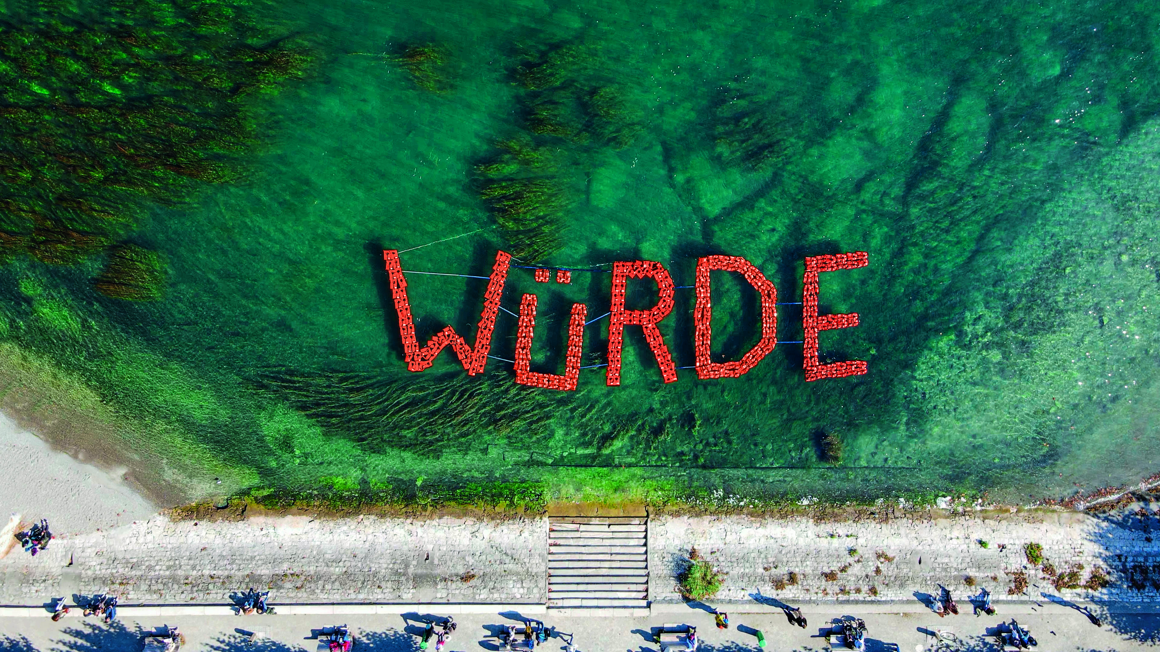 In Konstanz wurde aus über 300 Rettungswesten das Wort "Würde" gebaut. Foto: Jürgen Weber & Leo Fleischmann