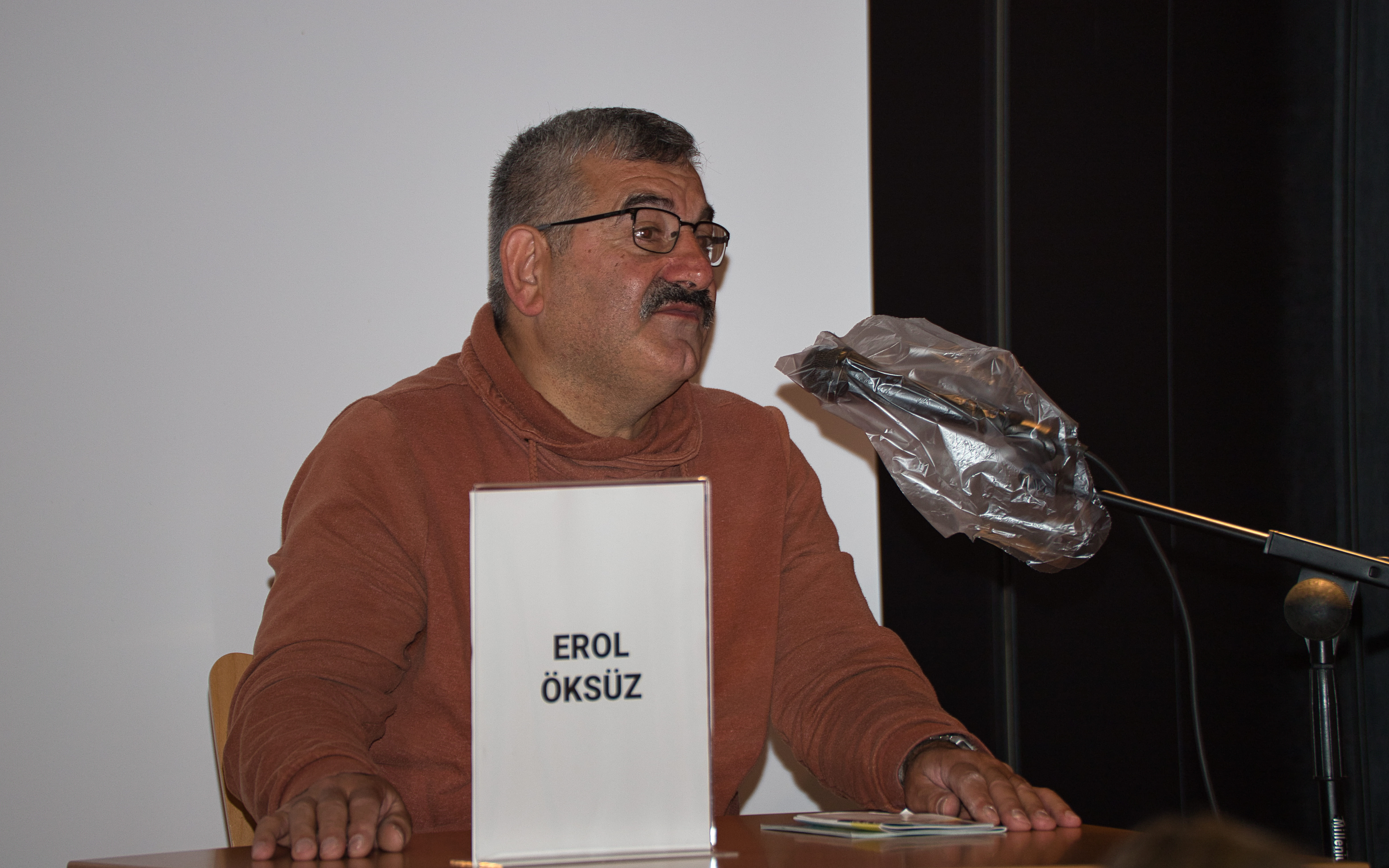 Erol Öksüz kam 1968 als Gastarbeiterkind türkischer Eltern in die Stadt. Ihm gehört ein Waschsalon, außerdem engagiert er sich als Vorsitzender der Türkisch-Islamischen Gemeinde. Foto: Caritas 