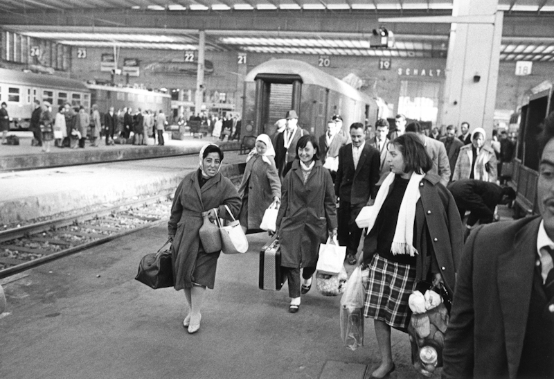 Gastarbeiterinnen aus der Türkei kommen im Oktober 1965 am Münchner Hauptbahnhof an. Foto: Stadtarchiv München, Archiv Rudi Dix