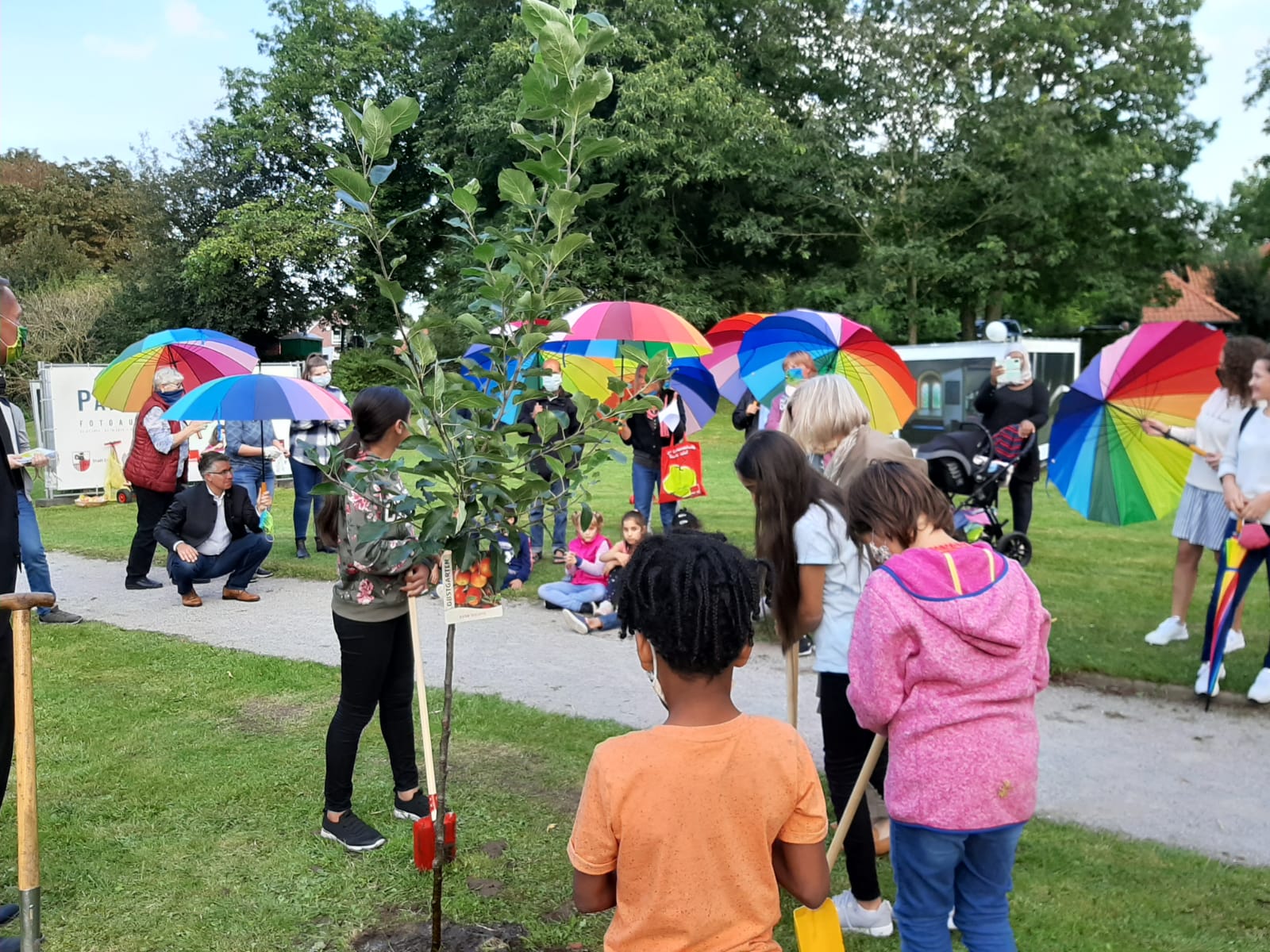 Zusammen mit vielen Kindern wurde der Wunschbaum im Theodor-Thomas-Park in Esens gepflanzt. Foto: Klaus Händel
