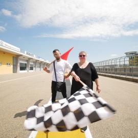 Rebecca Klukas und Dyaa Kassoma beim Musikvideodreh auf dem Sachsenring.