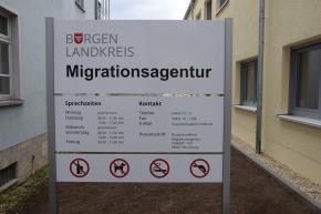 Hinweisschild Migrationsagentur